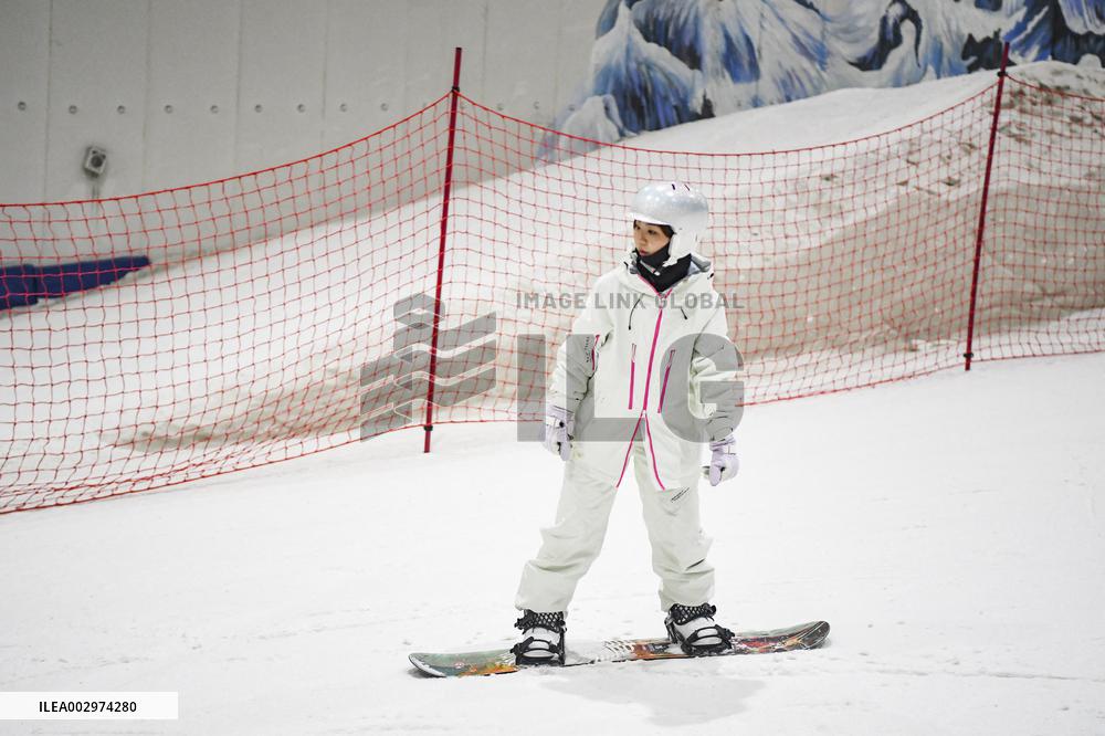 Xinhua Headlines: Find something cool in summer! China's indoor ice and snow industry attracts tourists