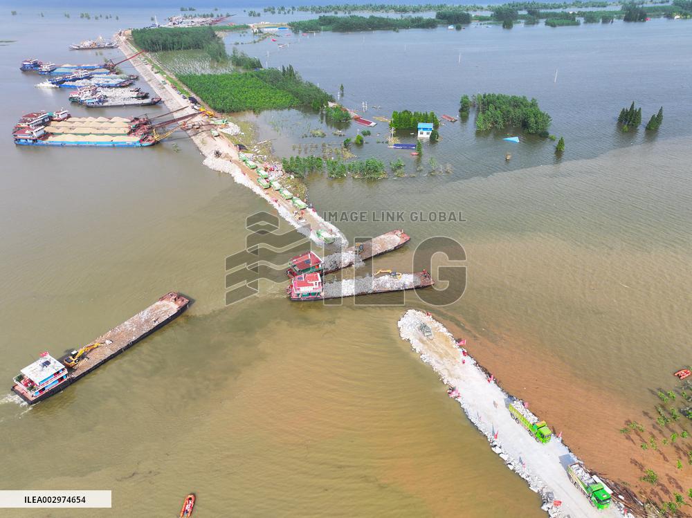 (SpotNews)CHINA-HUNAN-DONGTING LAKE-DIKE BREACH-BLOCKING (CN)