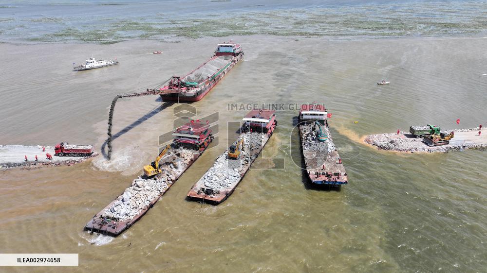 (SpotNews)CHINA-HUNAN-DONGTING LAKE-DIKE BREACH-BLOCKING (CN)