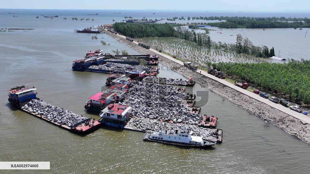 (SpotNews)CHINA-HUNAN-DONGTING LAKE-DIKE BREACH-BLOCKING (CN)