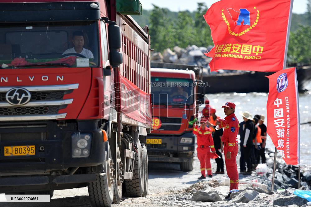(SpotNews)CHINA-HUNAN-DONGTING LAKE-DIKE BREACH-BLOCKING (CN)