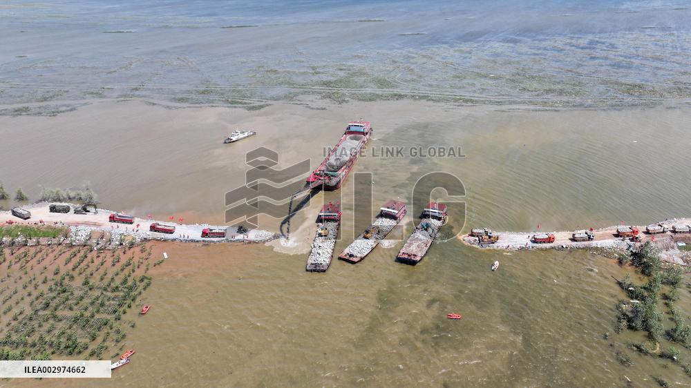 (SpotNews)CHINA-HUNAN-DONGTING LAKE-DIKE BREACH-BLOCKING (CN)