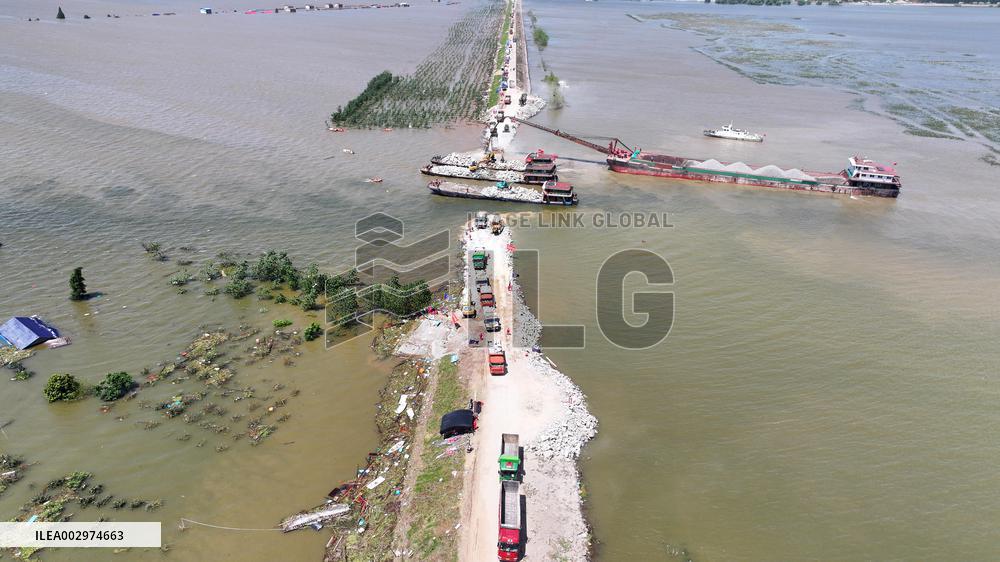 (SpotNews)CHINA-HUNAN-DONGTING LAKE-DIKE BREACH-BLOCKING (CN)