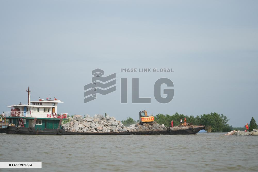 (SpotNews)CHINA-HUNAN-DONGTING LAKE-DIKE BREACH-BLOCKING (CN)