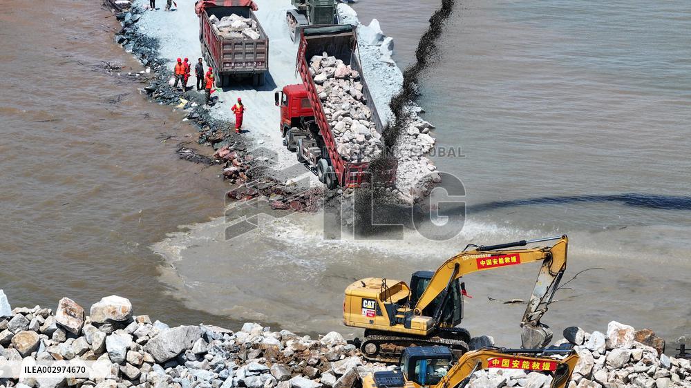 (SpotNews)CHINA-HUNAN-DONGTING LAKE-DIKE BREACH-BLOCKING (CN)