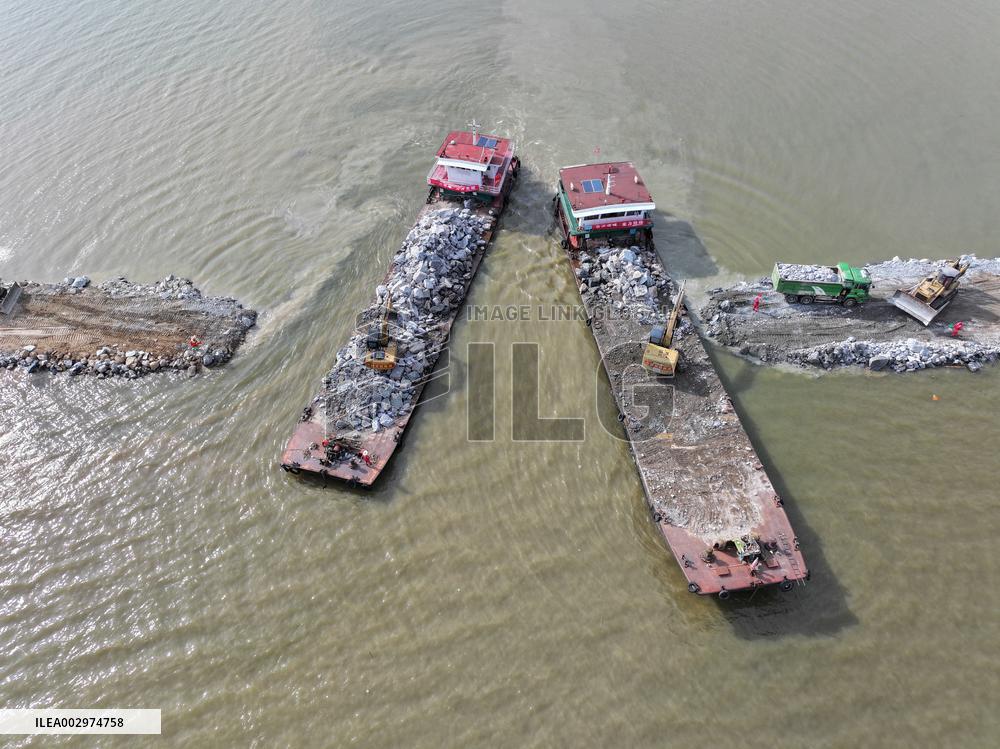 Work Begins Sealing Breach At Freshwater Lake - China