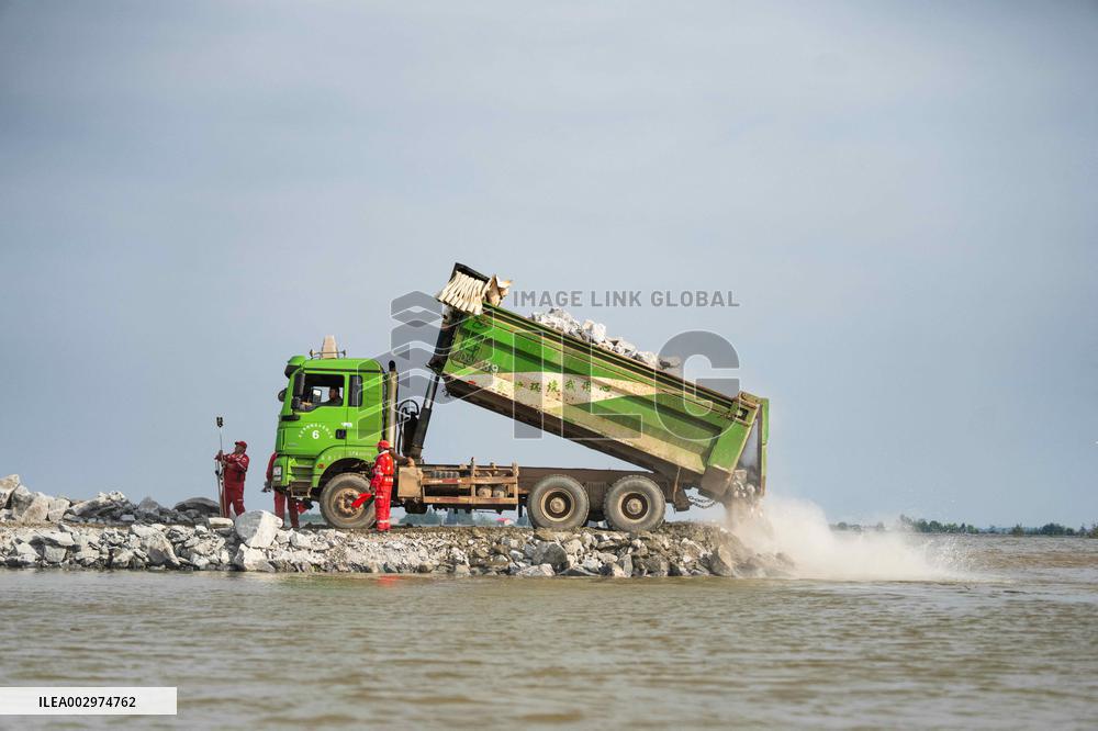 Work Begins Sealing Breach At Freshwater Lake - China