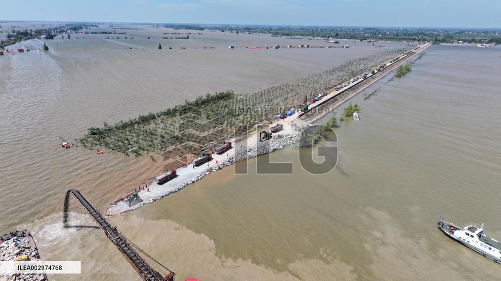 Work Begins Sealing Breach At Freshwater Lake - China