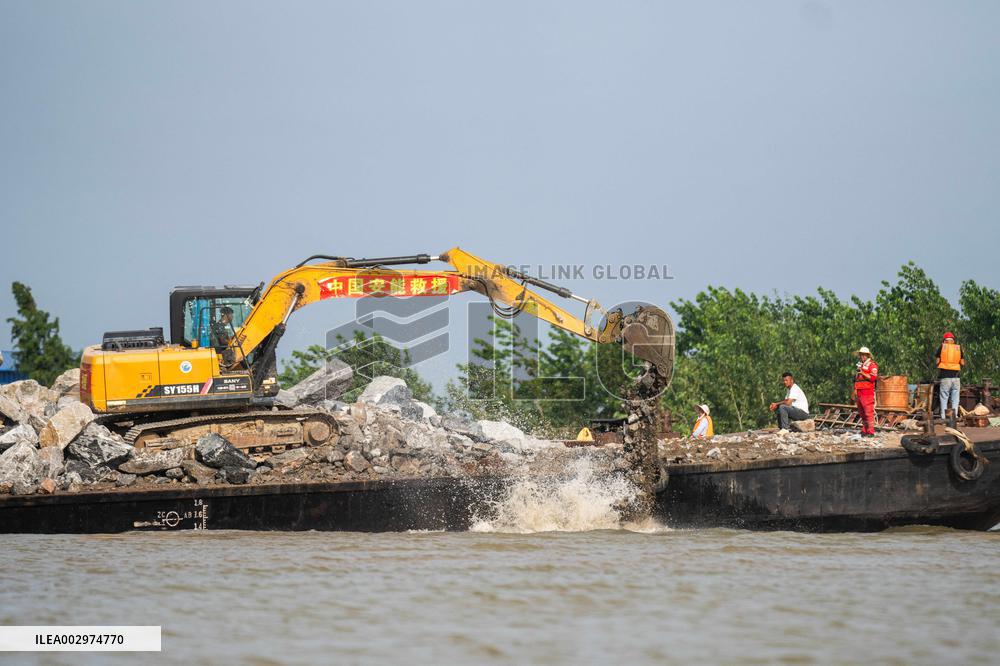 Work Begins Sealing Breach At Freshwater Lake - China
