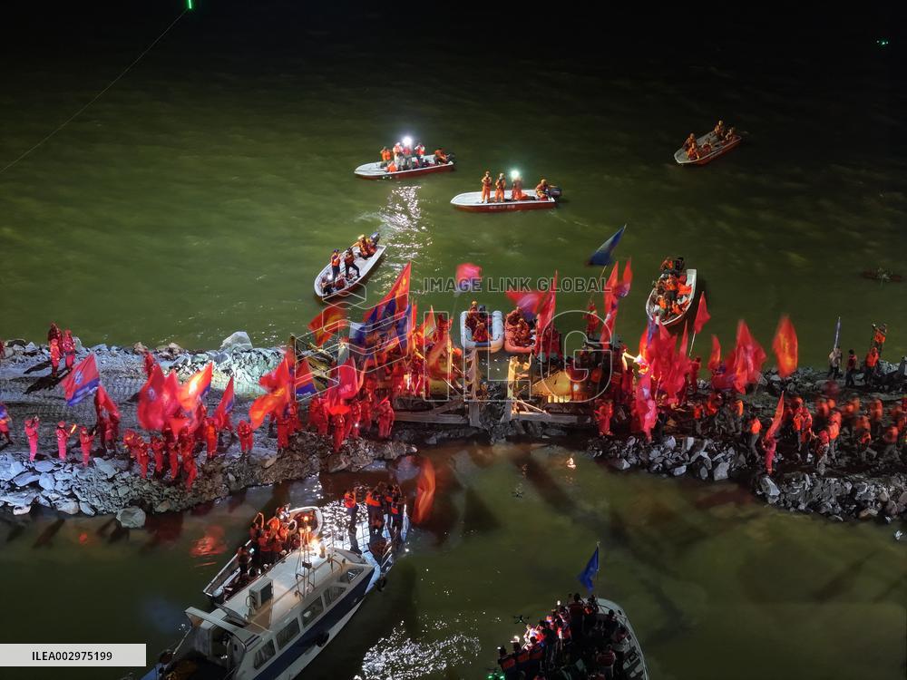 PhotoFlash | China seals dike breach at its second-largest freshwater lake