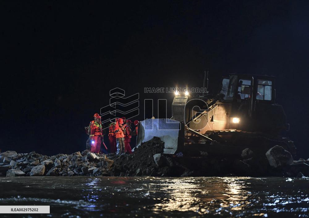 PhotoFlash | China seals dike breach at its second-largest freshwater lake