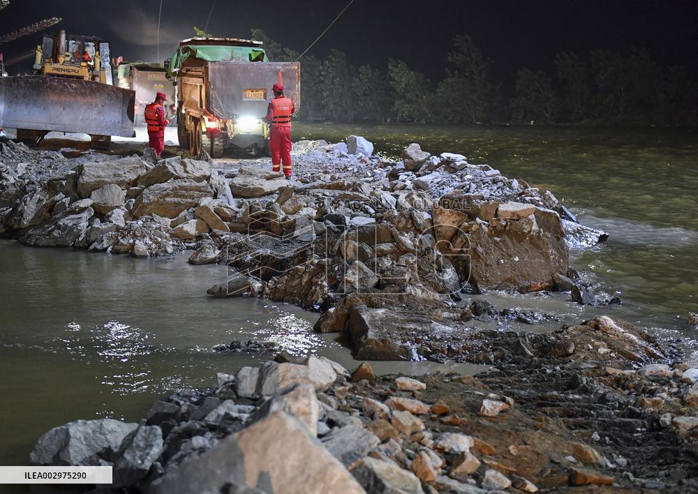 PhotoFlash | China seals dike breach at its second-largest freshwater lake