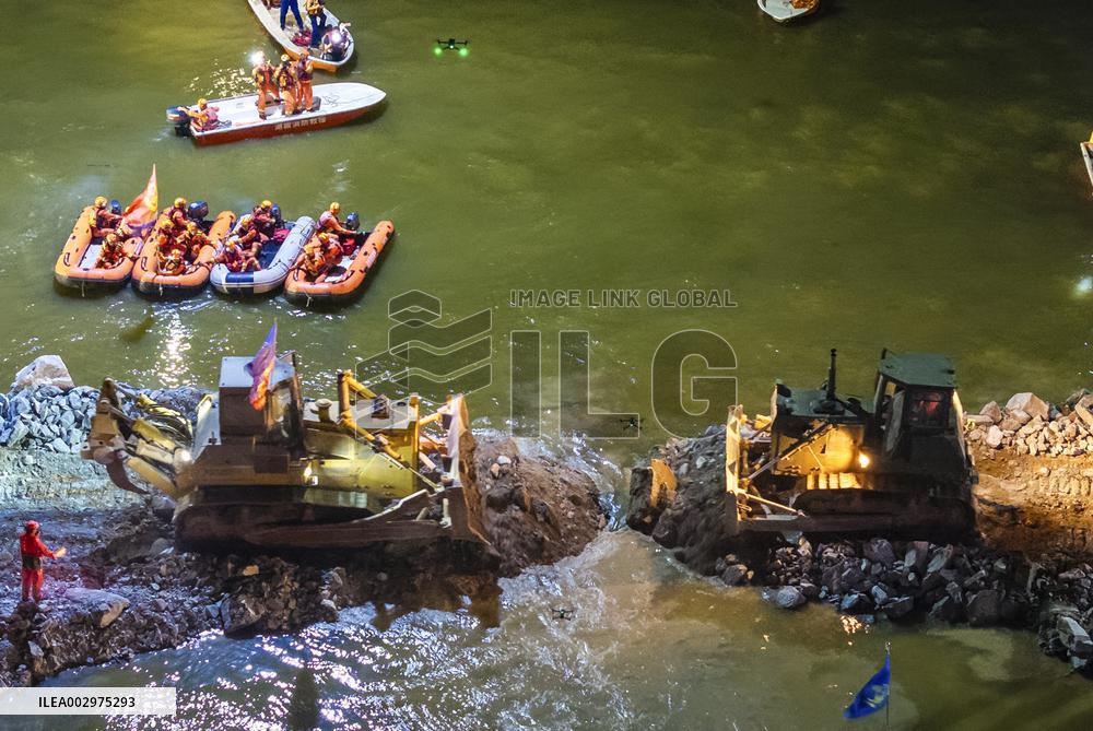 PhotoFlash | China seals dike breach at its second-largest freshwater lake