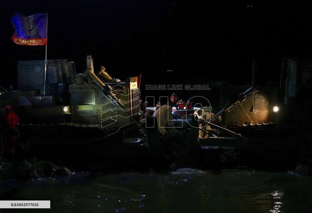 Work Underway To Secure Dike Breach In Dongting Lake - China