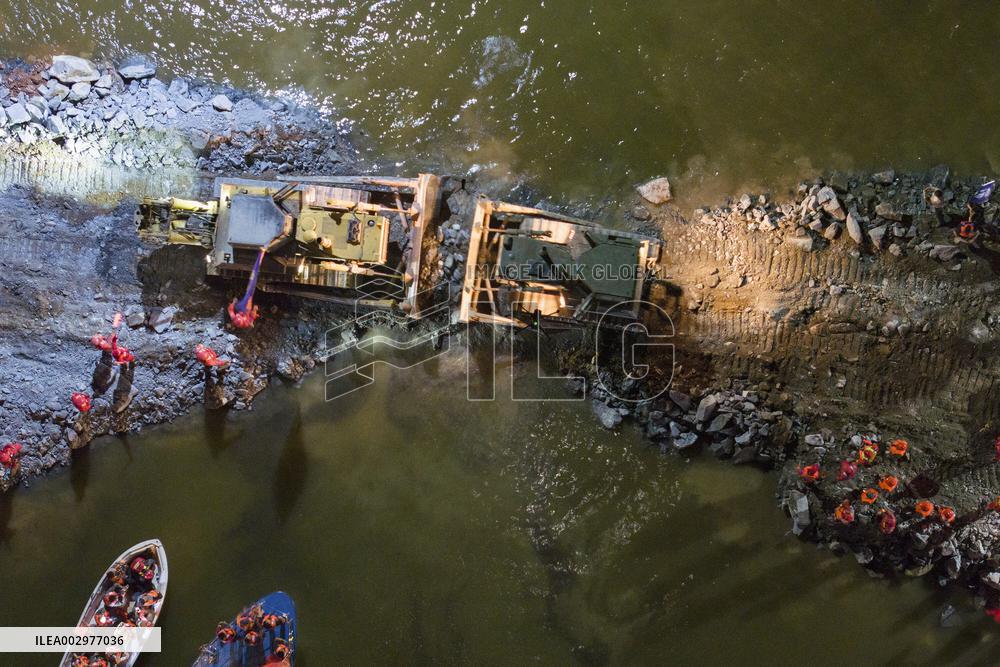 Work Underway To Secure Dike Breach In Dongting Lake - China