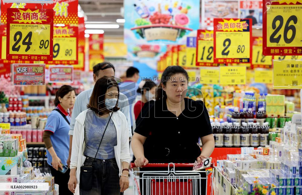 Customers Shop at A Supermarket in Zaozhuang