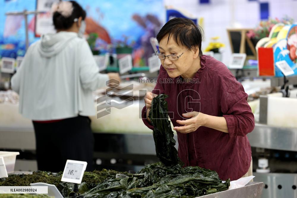 Customers Shop at A Supermarket in Zaozhuang