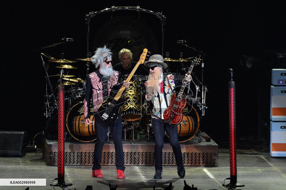 ZZ Top Performs - Paris