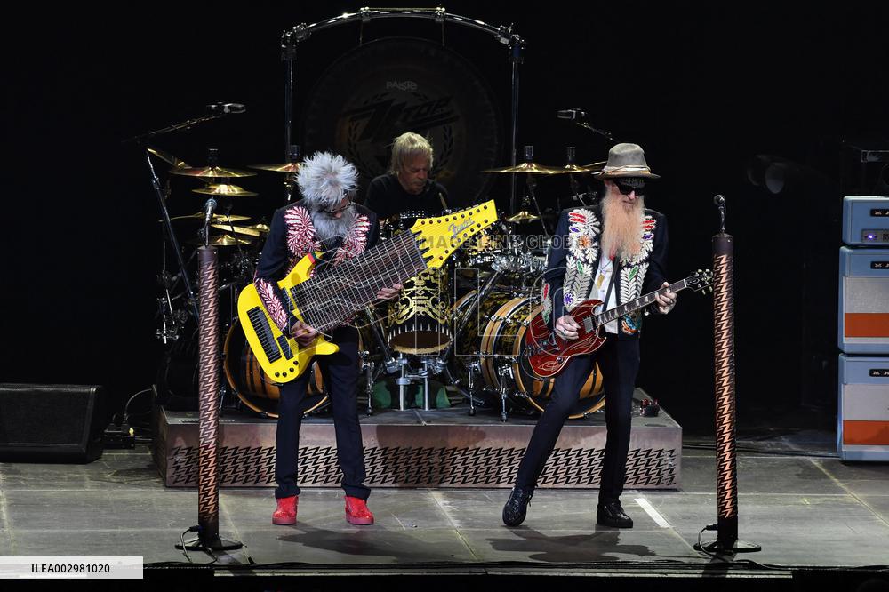 ZZ Top Performs - Paris