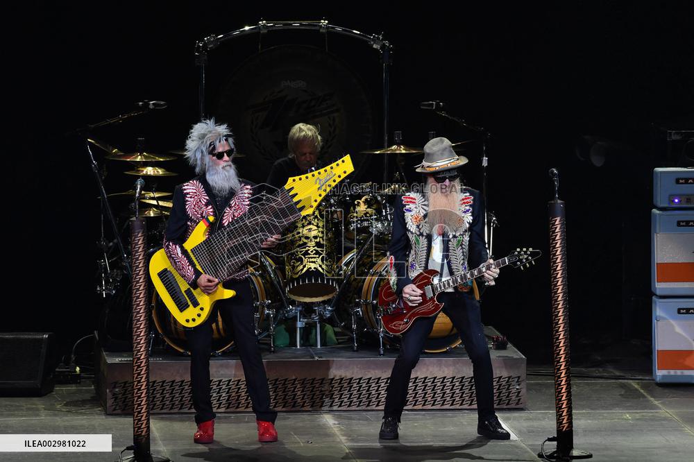 ZZ Top Performs - Paris