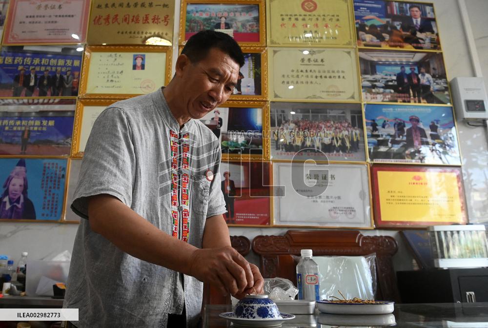 CHINA-GUANGXI-JINXIU-MOXIBUSTION THERAPY-INHERITOR (CN)