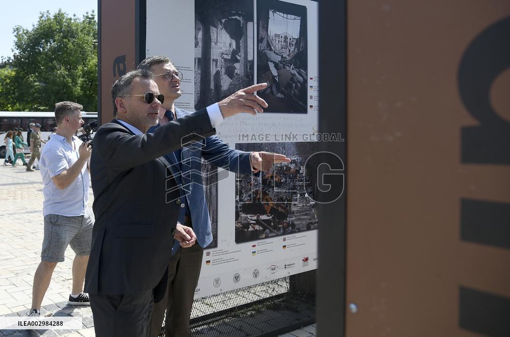 Ukrainian and Dutch FMs pay tribute to late Ukrainian soldiers in Kyiv