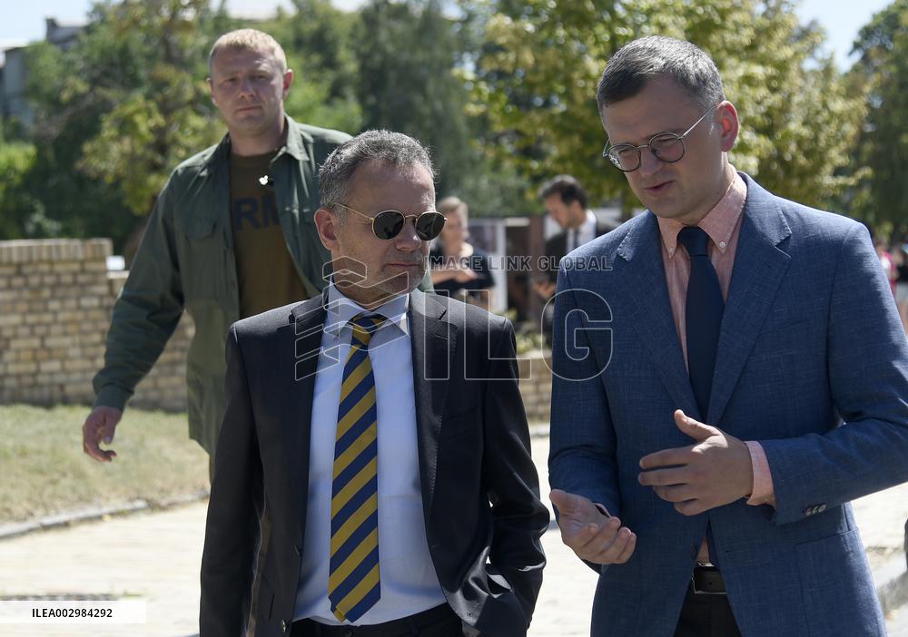 Ukrainian and Dutch FMs pay tribute to late Ukrainian soldiers in Kyiv