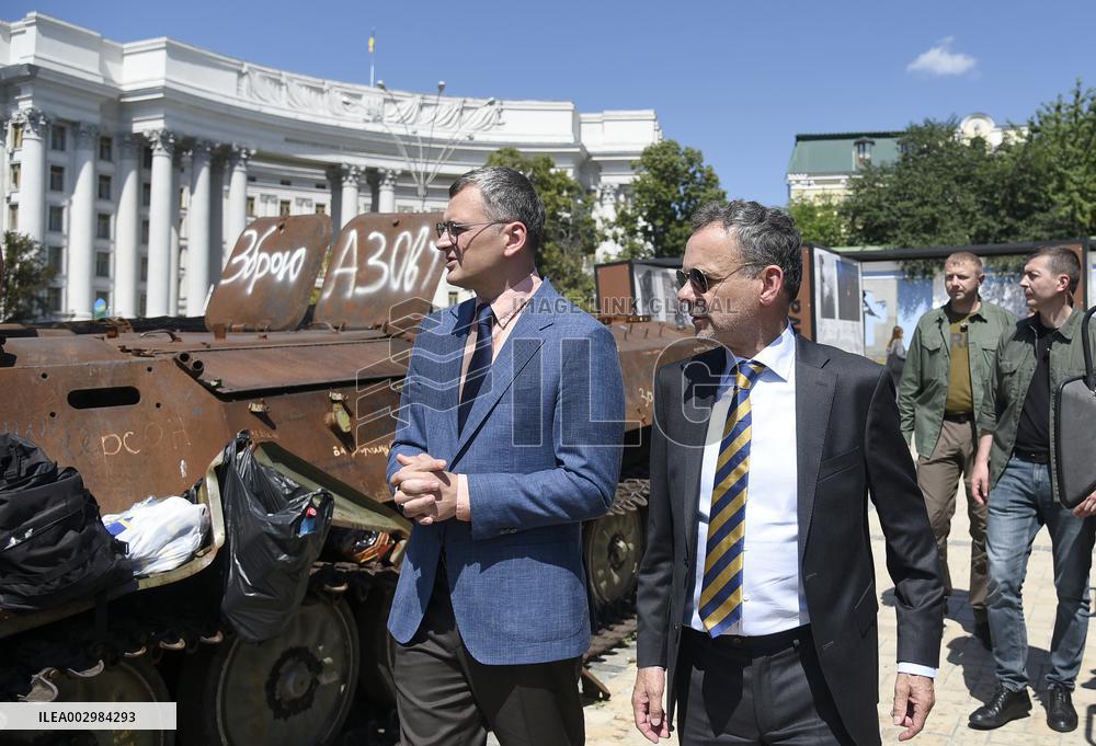 Ukrainian and Dutch FMs pay tribute to late Ukrainian soldiers in Kyiv