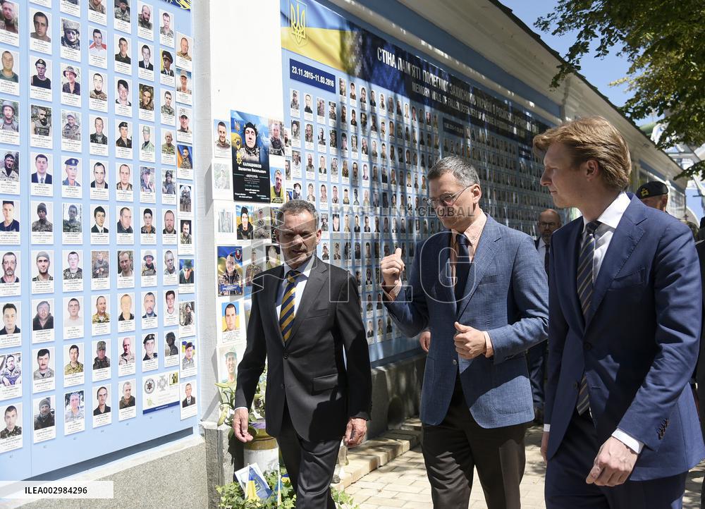 Ukrainian and Dutch FMs pay tribute to late Ukrainian soldiers in Kyiv