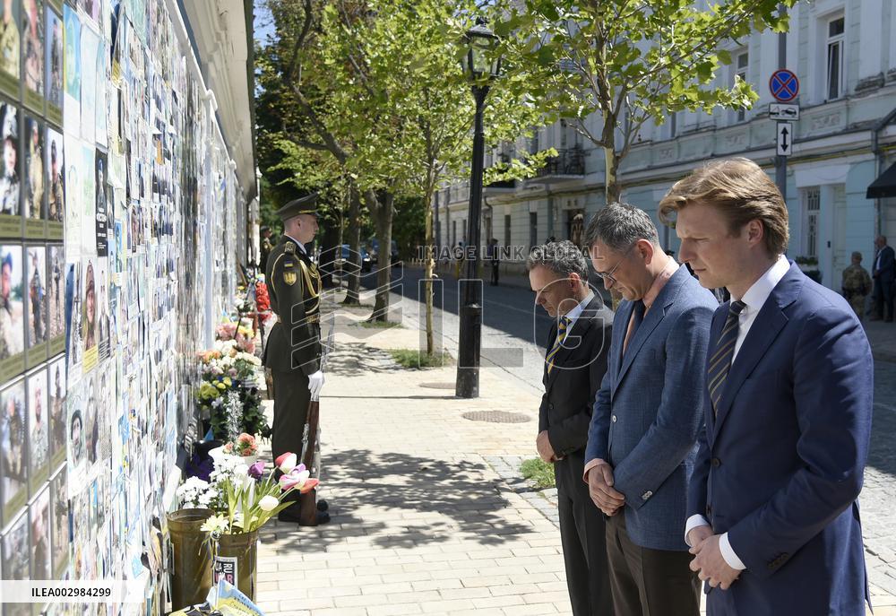Ukrainian and Dutch FMs pay tribute to late Ukrainian soldiers in Kyiv