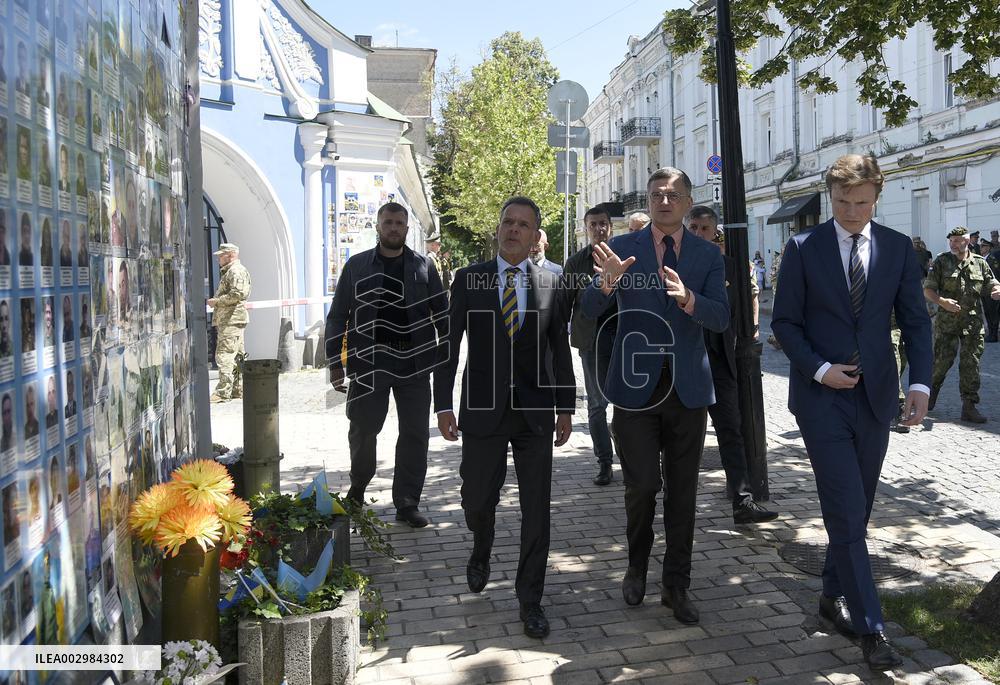 Ukrainian and Dutch FMs pay tribute to late Ukrainian soldiers in Kyiv