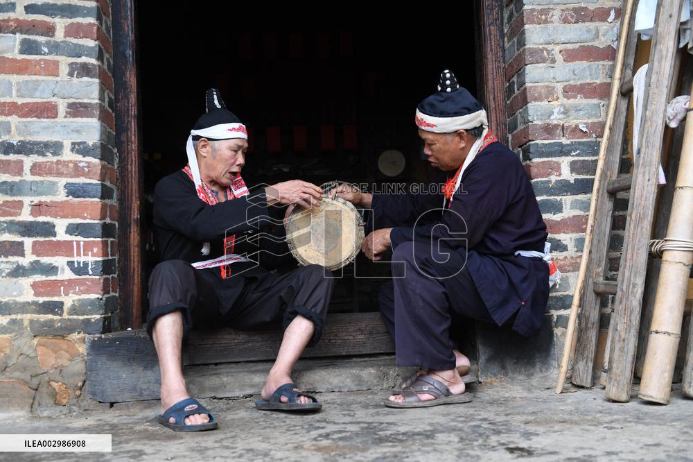 EnchantingGuangxi | Villagers still enchanted by yellow mud drums in S China's Guangxi