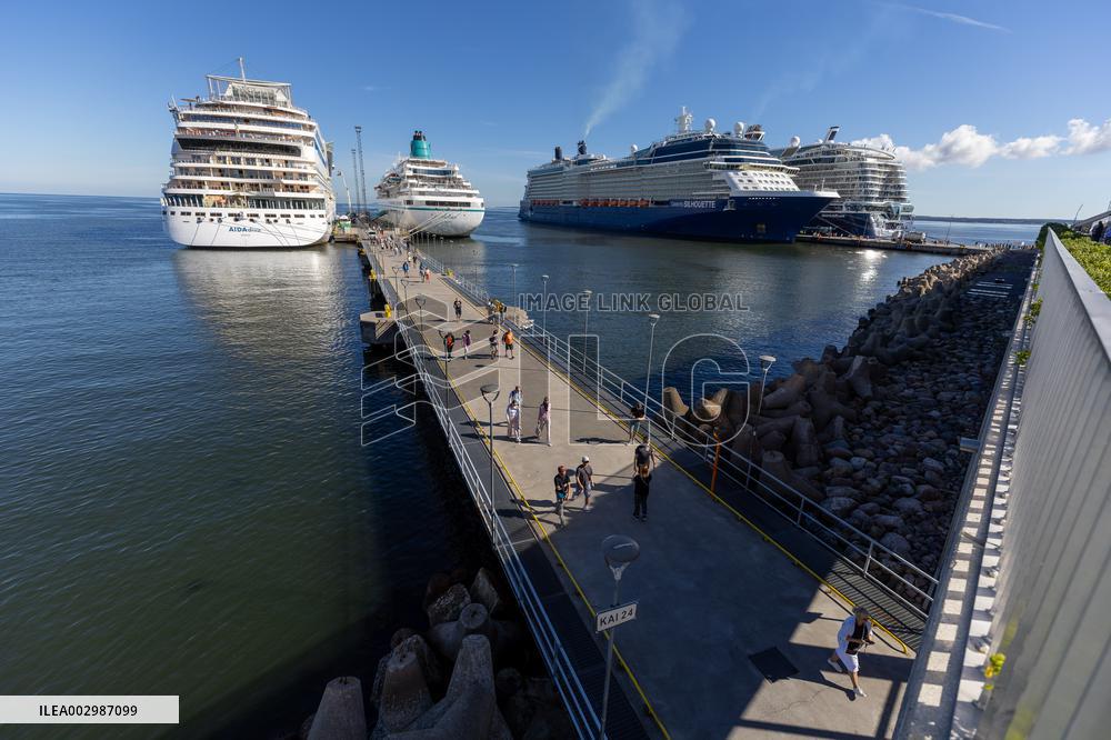 Cruise tourists in Tallinn
