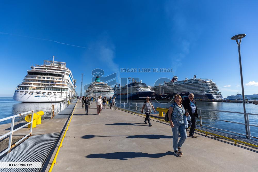 Cruise tourists in Tallinn