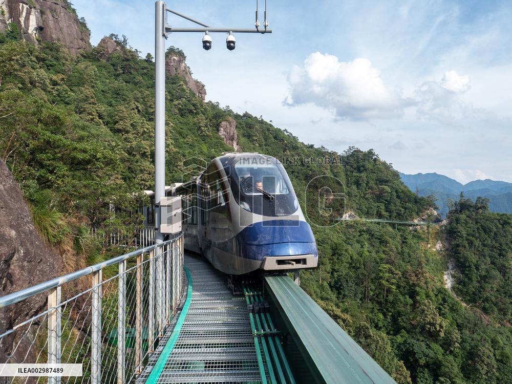 CHINA-JIANGXI-DAJUE MOUNTAIN-CLIFF SHUTTLE TRAINS (CN)