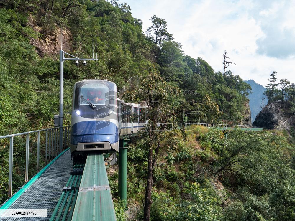 CHINA-JIANGXI-DAJUE MOUNTAIN-CLIFF SHUTTLE TRAINS (CN)