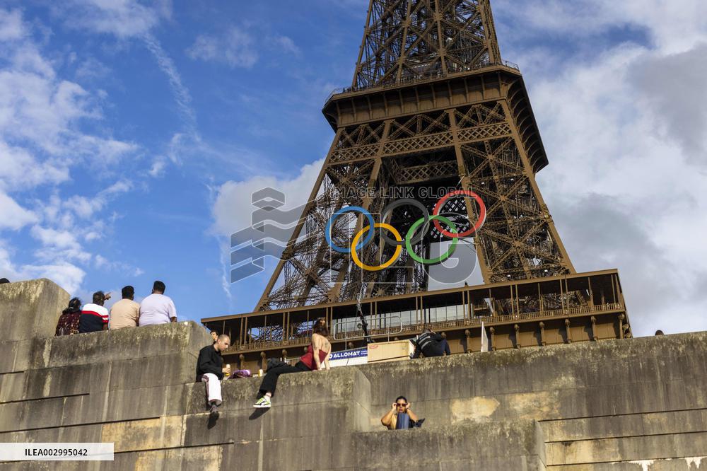 Eiffel Tower decorated with Olympic Rings - Paris