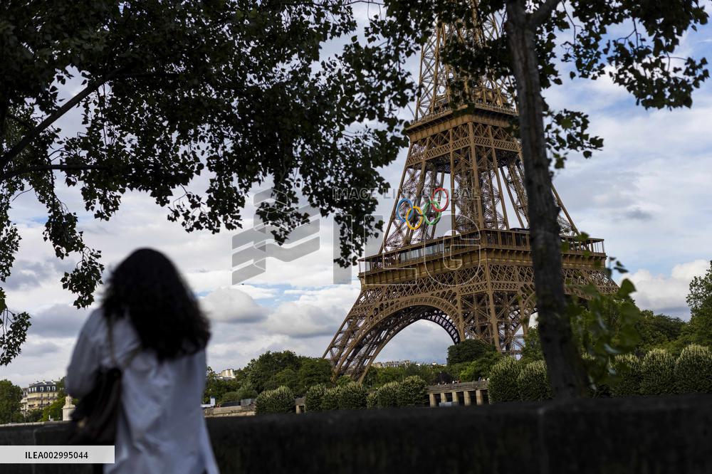 Eiffel Tower decorated with Olympic Rings - Paris