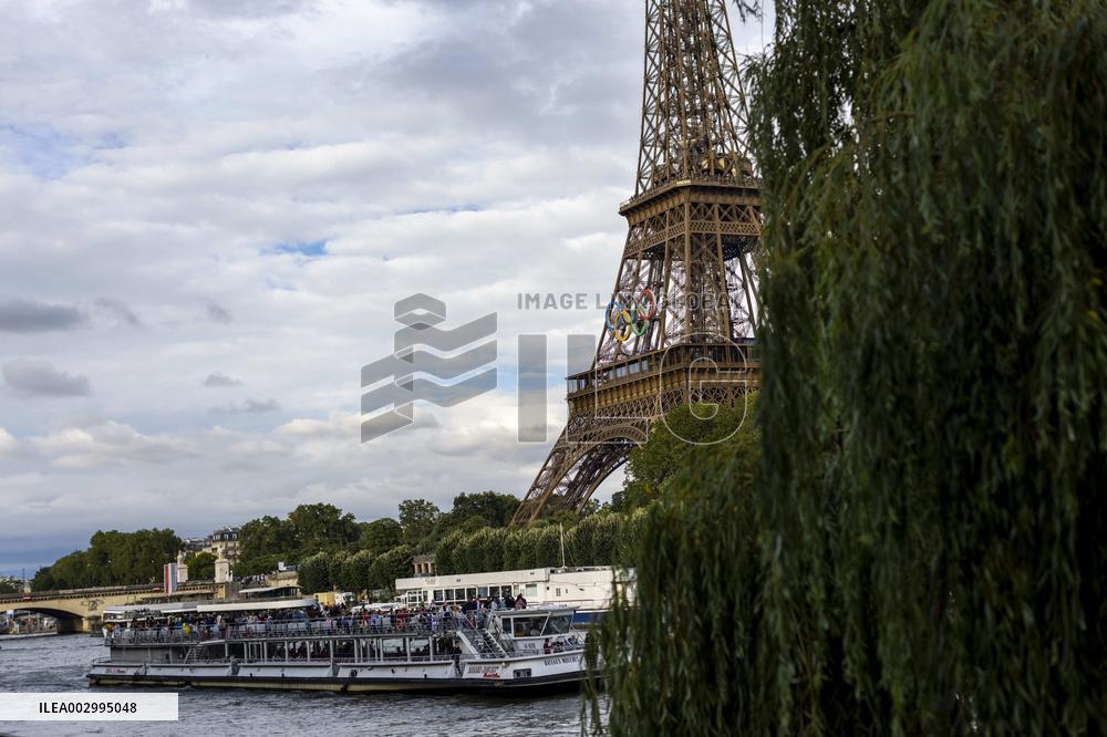 Eiffel Tower decorated with Olympic Rings - Paris