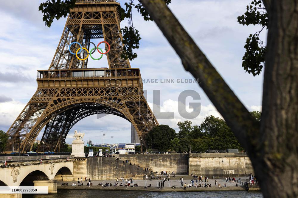 Eiffel Tower decorated with Olympic Rings - Paris