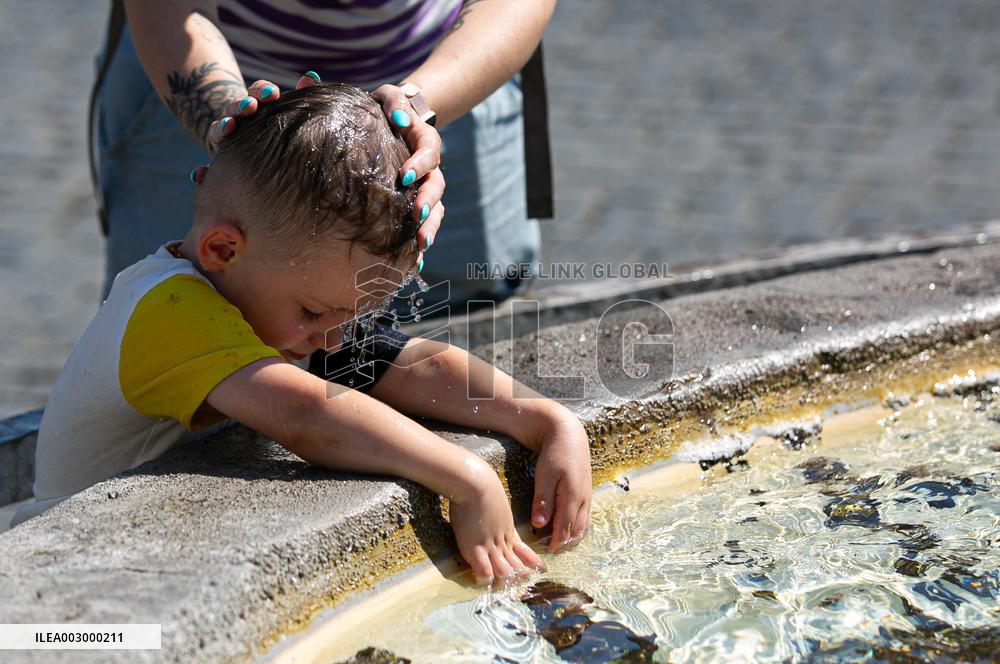 ITALY-ROME-HEATWAVE-TOURISM