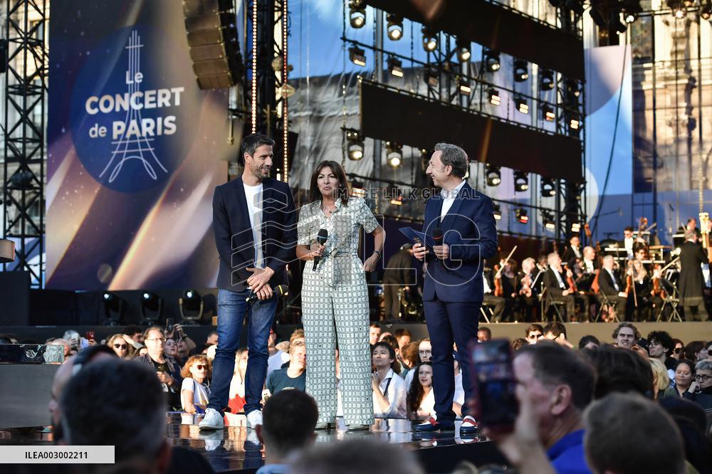 Concert For Olympic Flame Arrival At City Hall - Paris