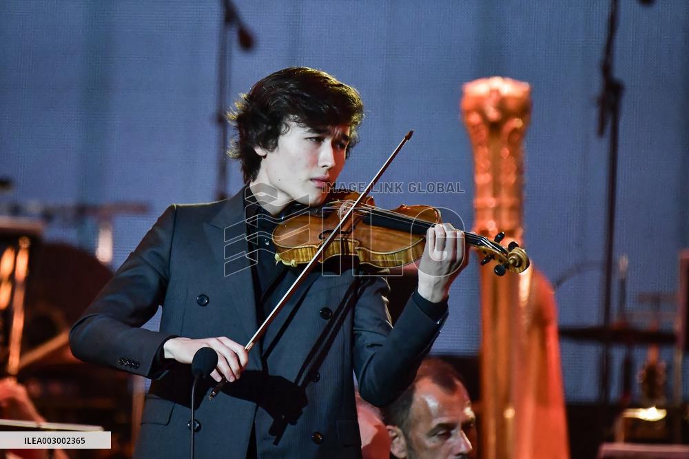Concert For Olympic Flame Arrival At City Hall - Paris
