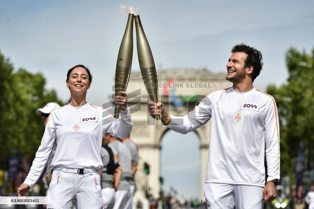 Paris 2024 - Olympic Flame At The Arc De Triomphe - Paris