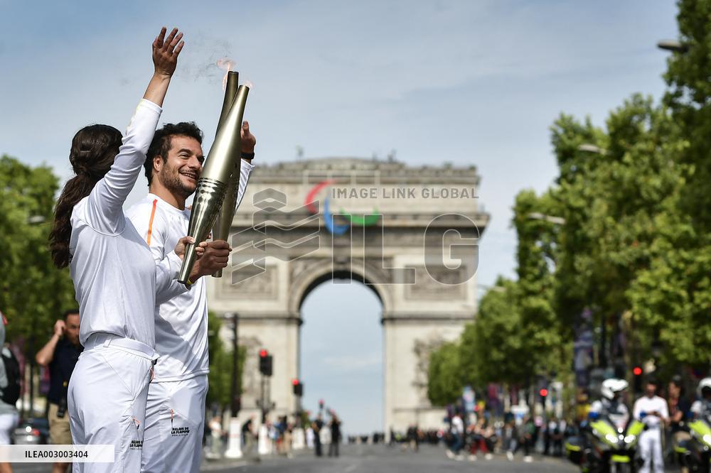 Paris 2024 - Olympic Flame At The Arc De Triomphe - Paris