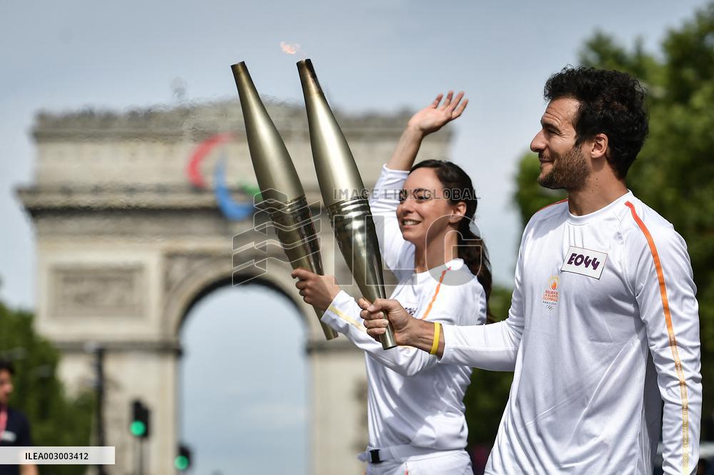 Paris 2024 - Olympic Flame At The Arc De Triomphe - Paris