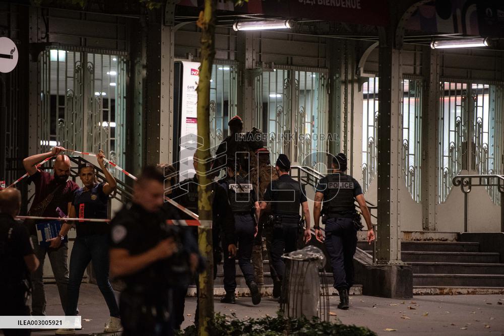Patrolling Soldier Stabbed At Train Station - Paris