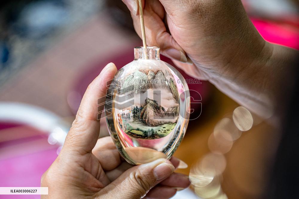 (ChineseToday)CHINA-YUNNAN-KUNMING-INSIDE PAINTING-INHERITOR (CN)?