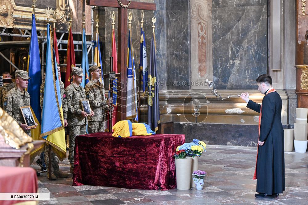 Ashes of UPA commander Yevhen Shtendera buried in Lviv