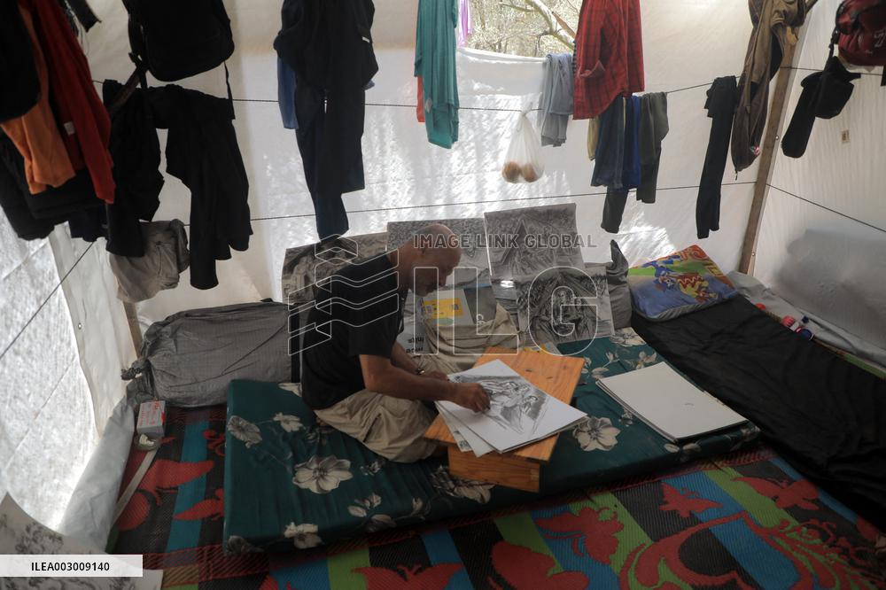 Palestinian Artist Entertains Chidren - Gaza